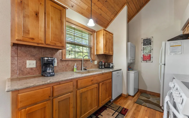 Whispering Woods Lodge - Sleeps 6 2 Bedroom Home by RedAwning