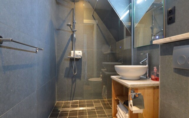 Beautifully Renovated Farmhouse for Groups, With Indoor Pool and Sauna