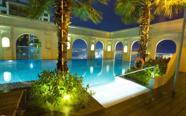 Ami Splendid Rooftop Pool