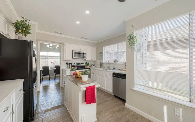 Beat the Heat in Katy w Pool