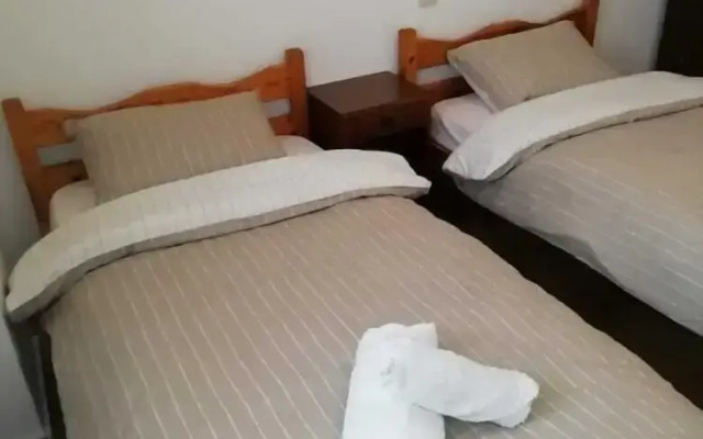 Spacious 3 Bedroom 5bed Apartment - Adults Only