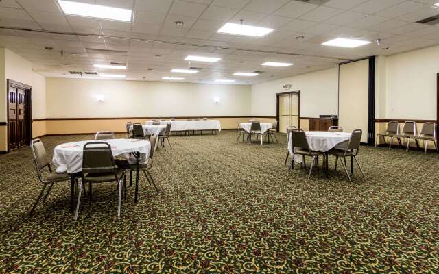 Econo Lodge Inn & Suites Conference Center