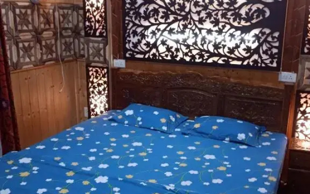 Mughal E Azam Houseboats