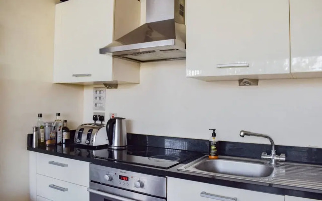 Modern 2 Bedroom East London Apartment by Olympic Park