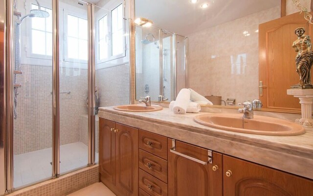 Gallery Villa 650M from the Beach (R81)