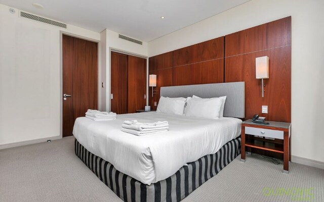 QV Central Upscale Apt in a Hotel (929)