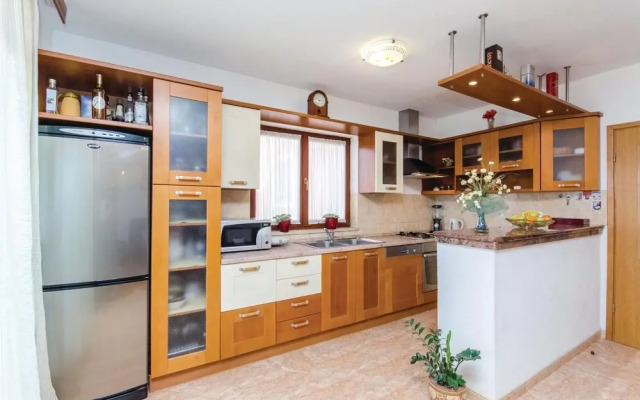 Awesome Home in Solin with WiFi, 8 Bedrooms & Hot Tub