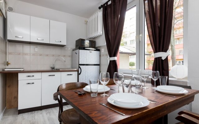 Metro Wilanowska 3-Bedroom Apartment