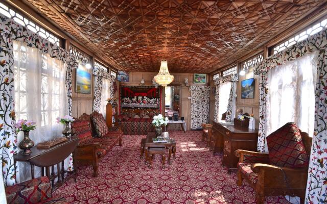 Golden Hopes Group Of Houseboats