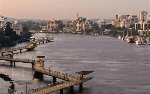 Luxury 3 brm 2 bath Woolstore apt with Courtyard