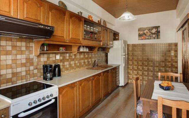 Gorgeous Holiday Home in Arhanes with Balcony