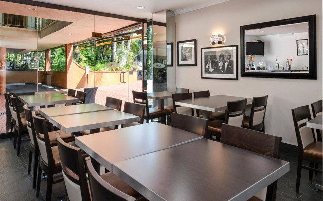 Best Western Hollywood Plaza Inn Hotel - Hollywood Walk of Fame LA