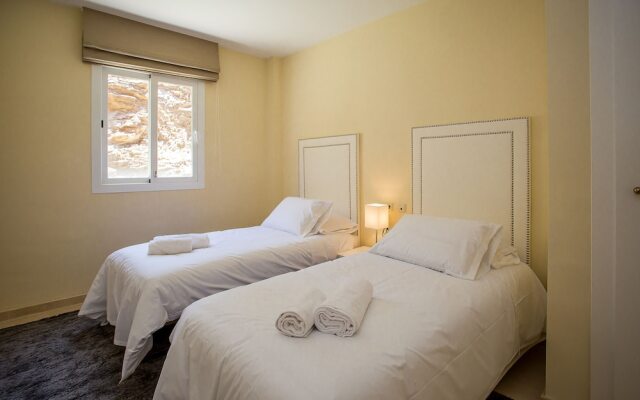 Luxurious and Spacious, 3 bedroom apartment ZA16