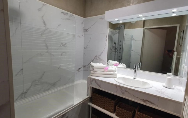 Melodie Garage Gratuit (Adults Only)