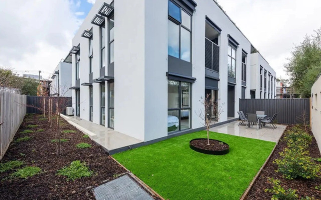 Modern 3 Bedroom Getaway Next to Chadstone