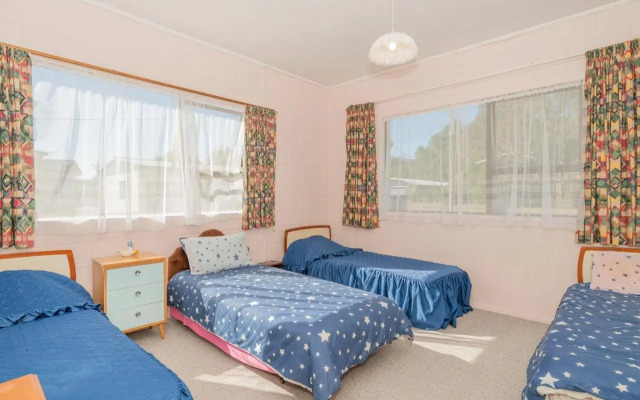 Cosy at Cooks - Cooks Beach Downstairs Holiday Unit