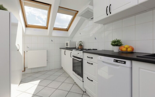 Spacious 3 Bedroom Apartment by Renters