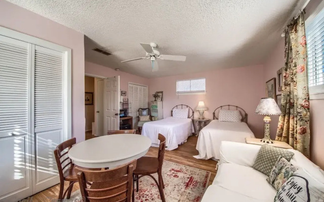 Binky's Nest 1 Bedroom Home by RedAwning