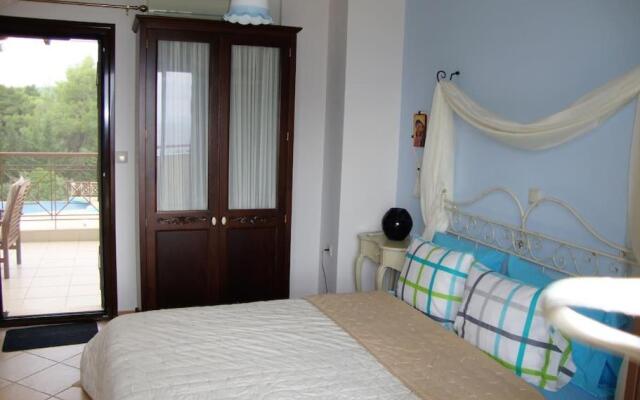 Sea view 4 bedroom house with pool and garden
