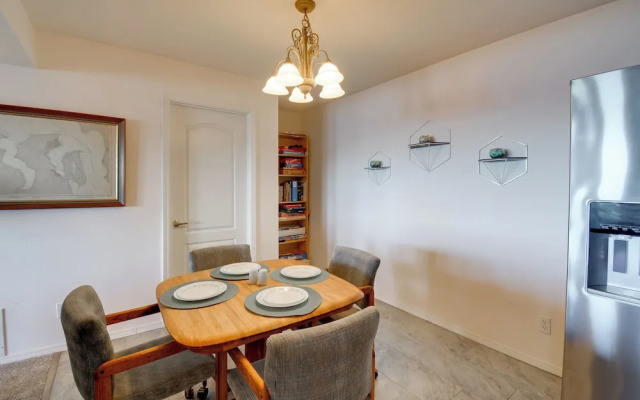 Waterfront PNW Escape w/ Deck & Beach Access!