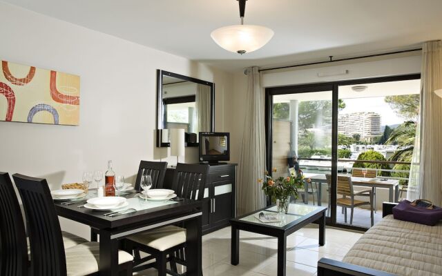 Luxury Apartment With Large Terrace Located on a Marina