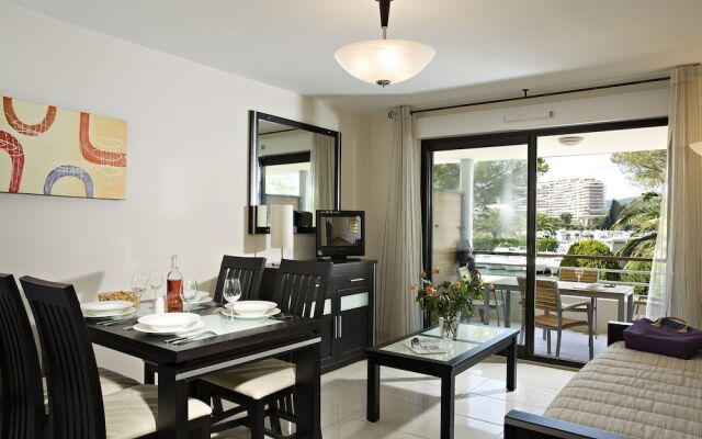 Luxury Apartment with Large Terrace Located on a Marina