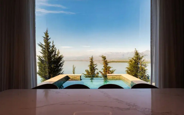 Villa Serenity Luxury Lakeside Manor