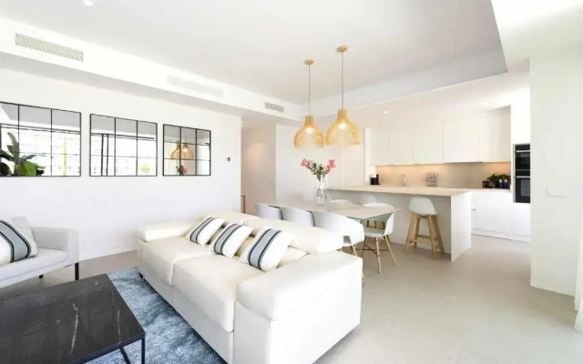 Espectacular bajo con jardín en 1ª línea de playa