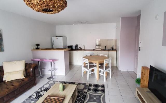 Appartement 2 chambres Balcon Parking privé Centre Village