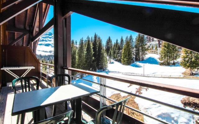 Charming 6th-floor 2-bedroom apartment with fireplace