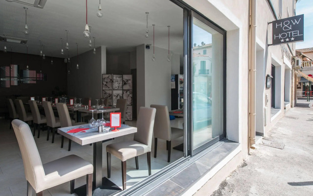 Hôtel Holidays & Work