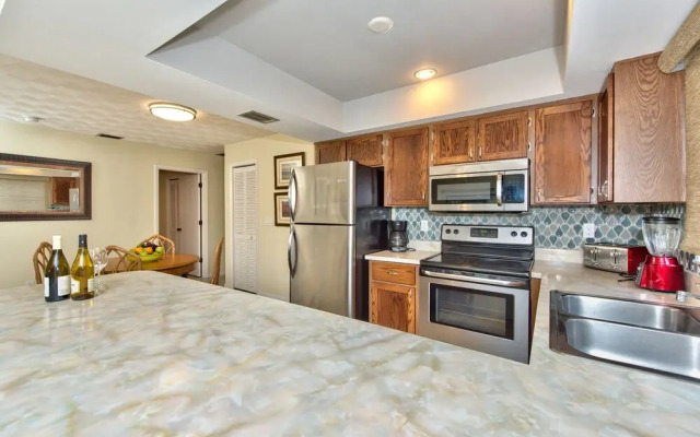 Avanti Vacation Rental, Relaxing 3-BR Retreat with Private Pool Minutes from Vanderbilt Beach and Delnor-Wiggins State Park. Enjoy Southern Exposure, BBQ Area, and Pet-Friendly Comfort