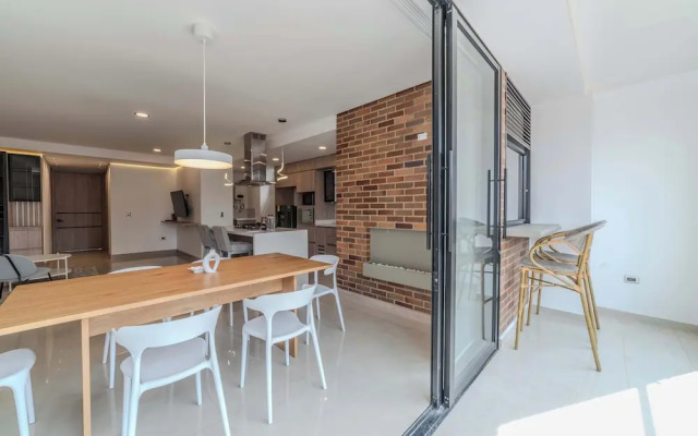 w Elegant 3BR w Outdoor Balcony