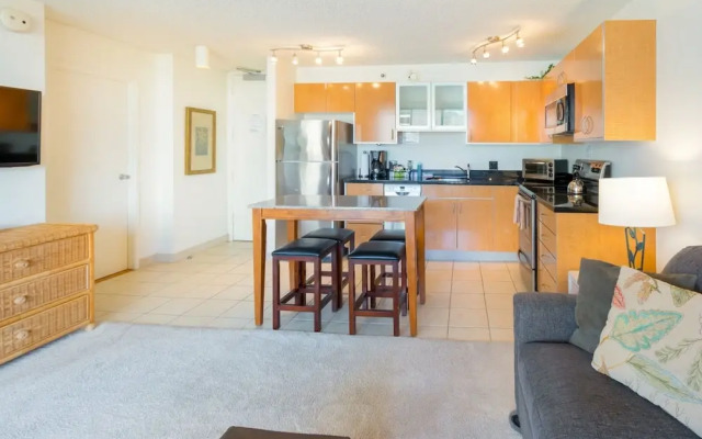 Waikiki Banyan - Pool View Tower 1 Suite 707