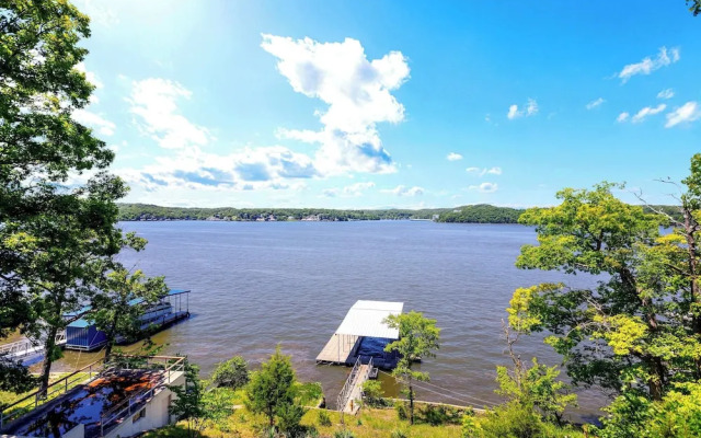 Boondock Bliss - Lakefront, Private Dock Sleeps 15!