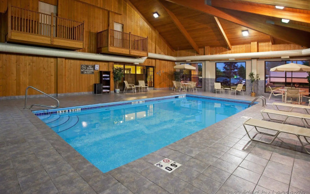 Quality Inn & Suites Oakwood Village - Cleveland South