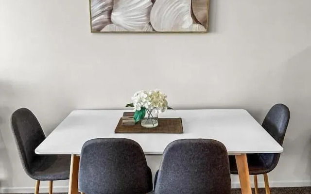 Cozy 2-Bedroom Retreat Steps From Sky Tower