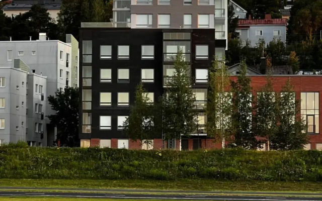 Uusi upea asunto järvinäköalalla ja autohallilla