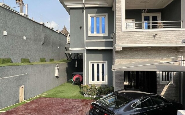 Lovely nb 3-bed House in Opebi