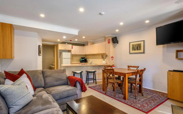 Lhotsky Studio 1 Bedroom with quiet location and onsite parking