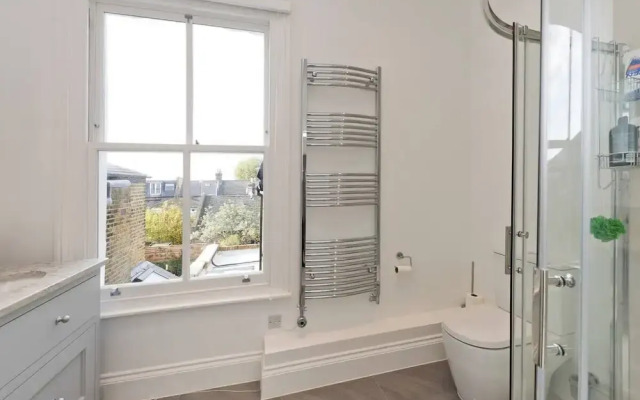Spacious 4 Bed House, Battersea