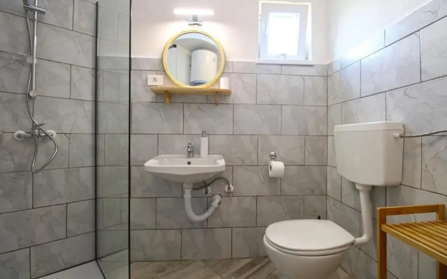 Cozy Apartment With Patio and Parking