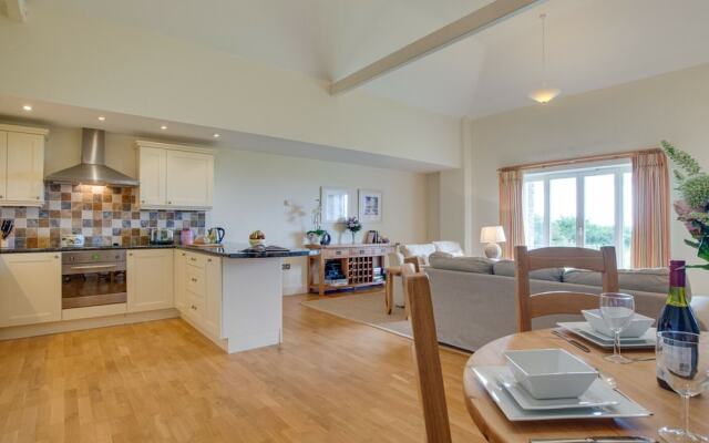 Lovely Holiday Home in Edmonton With Garden
