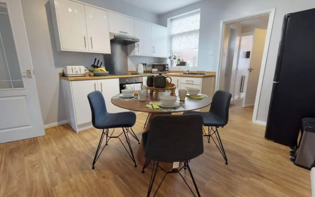 Stayzo 2BR House Accommodation in Peterborough