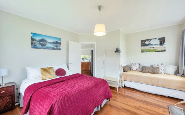 Sunny Grey Lynn Holiday Home