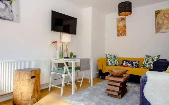 Cosy 4 Bedroom Apartment In Great Location