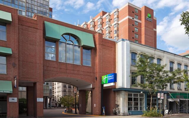 Holiday Inn Express Toronto - Downtown, an IHG Hotel