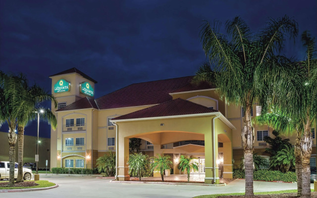 La Quinta Inn & Suites by Wyndham Mercedes Outlet Mall