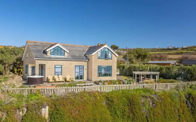 Private Cliff top Retreat by Perranuthnoe Beach