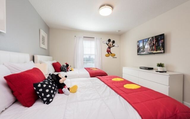 New 4 bedroom villa. Great location